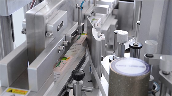 双侧面贴标机应用