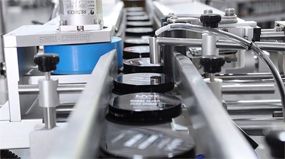 苏州莹特丽玻璃瓶底面贴标机合作案例