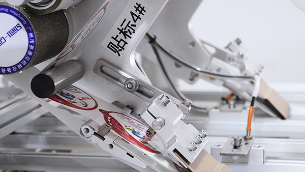 平面自动贴标机