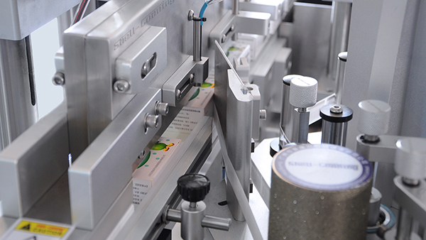 双侧面贴标机应用