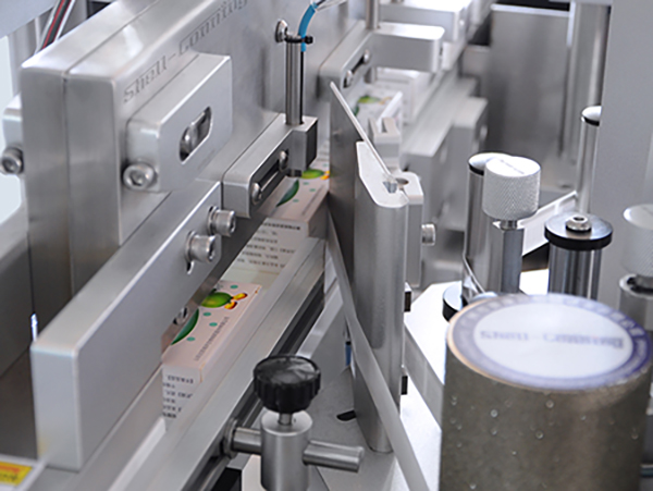 S818纸盒单角封口智能贴标机