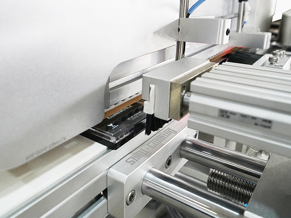 S928粉盒拐角封口智能贴标机